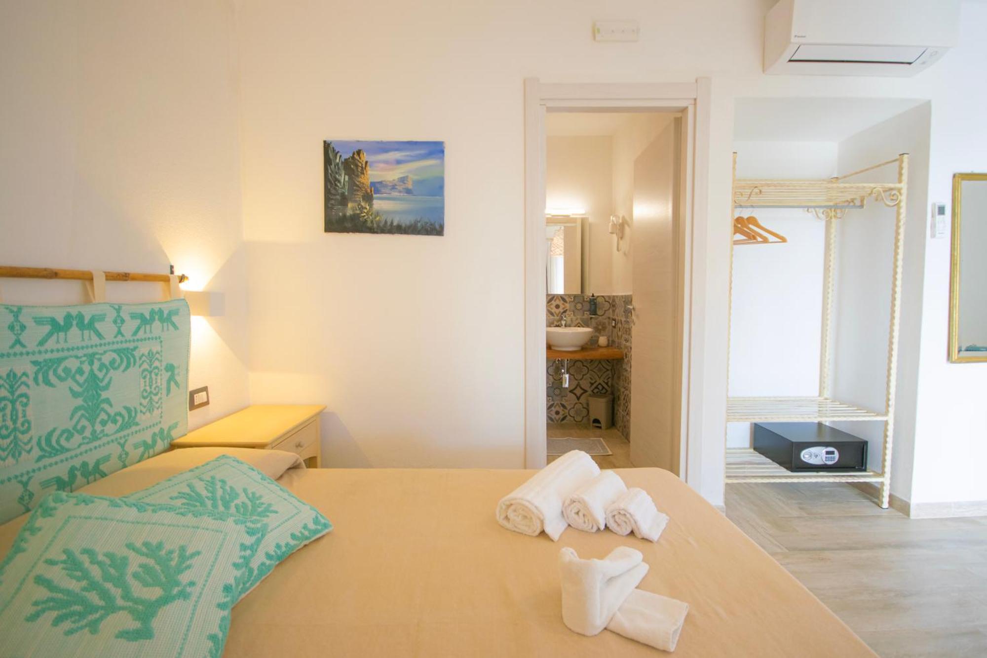Hotel Essenza Di Mirto La Caletta Zimmer foto